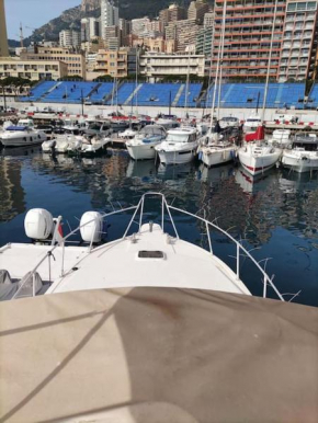 Bateau tout confort au Port de Monaco